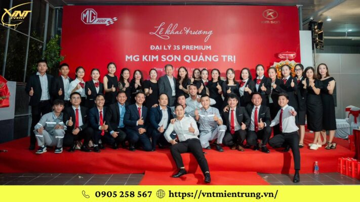 Backdrop khai trương với thiết kế hiện đại, logo thương hiệu nổi bật