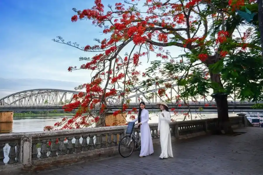 Truong Tien Bridge - VNT Travel